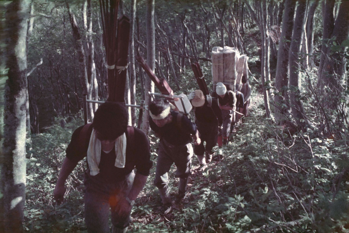 1969_栂海山荘の資材の歩荷