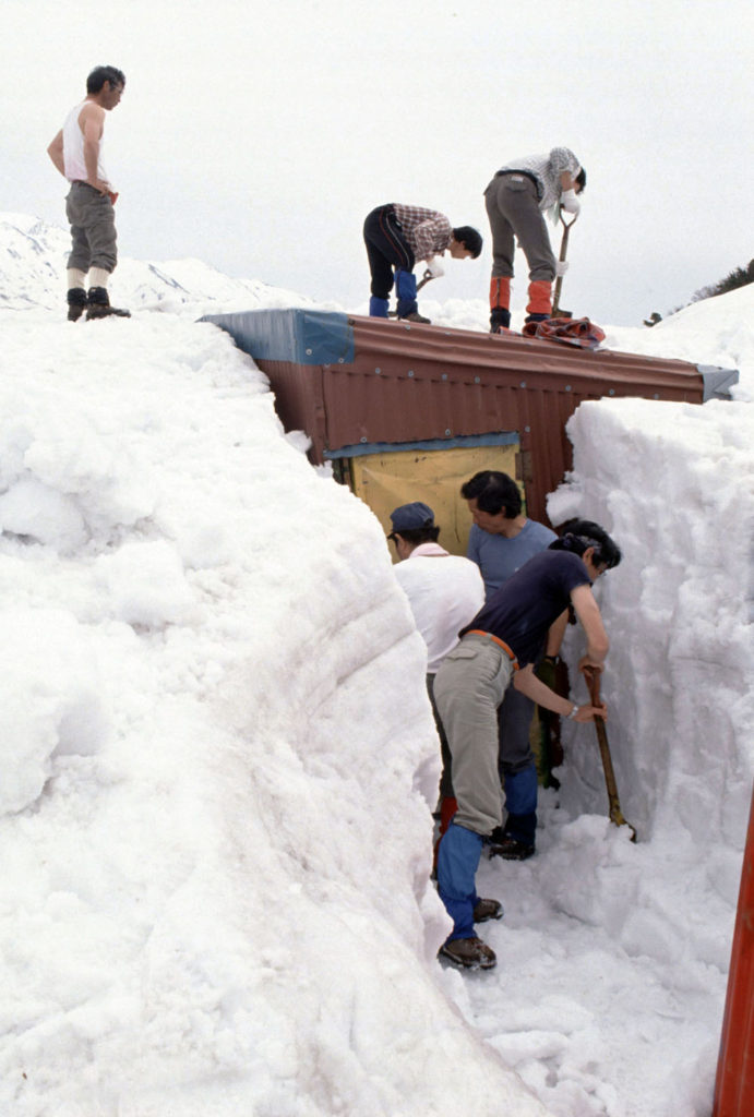 1990_栂海小屋の除雪