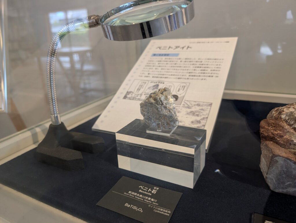 ミニ展示】漫画「瑠璃の宝石」糸魚川市内 ミニ展示 - フォッサマグナ
